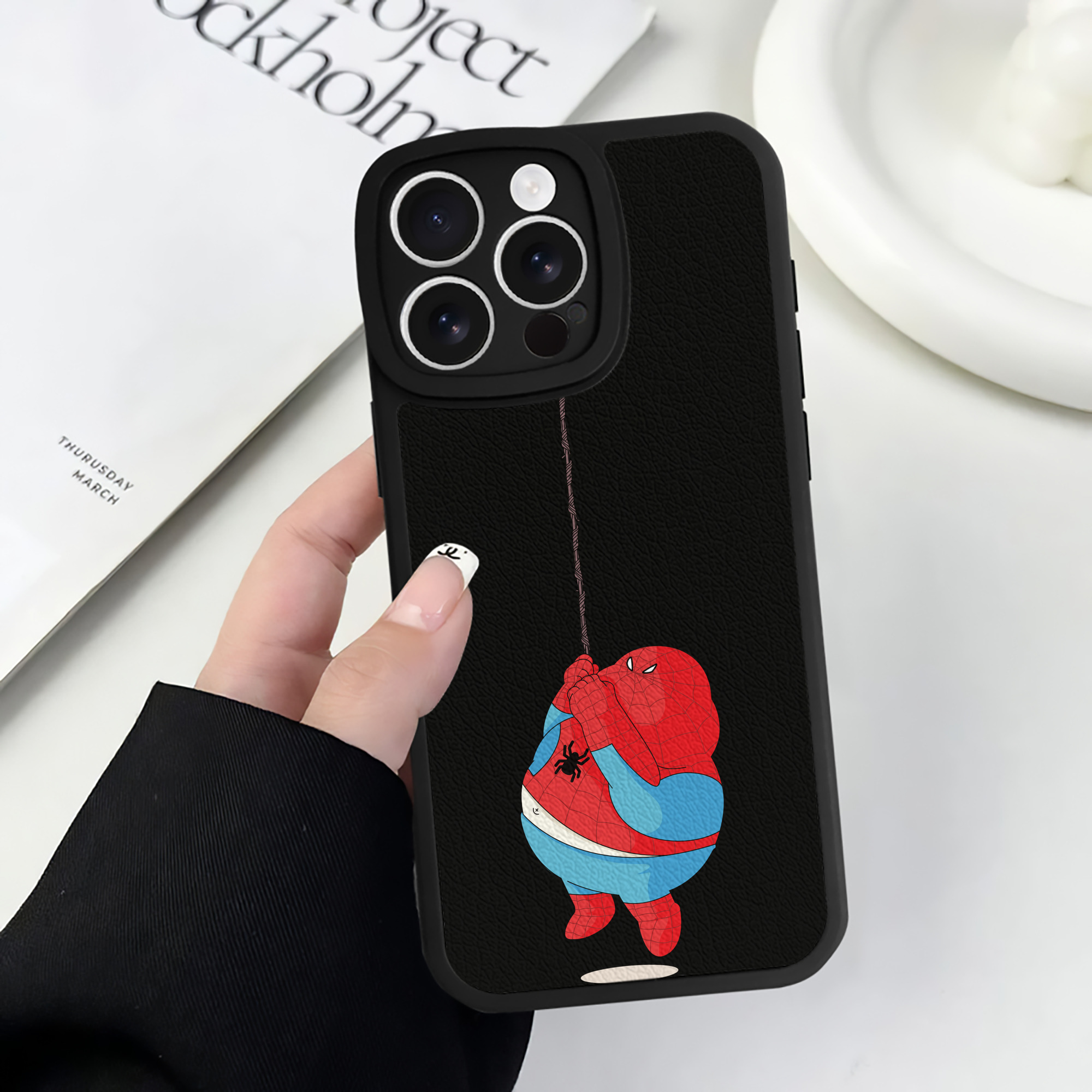 （画像用） アベンジャーズ The Avengers 【iPhone 16シリーズ対応】シリコンスマホケース（レザー調） 材質：シリコン